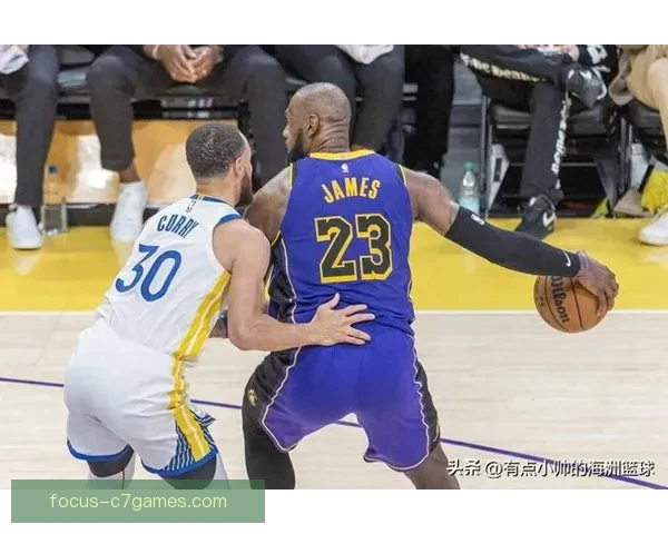 詹姆斯关键时刻力挽狂澜湖人逆转战胜勇士精彩瞬间回顾